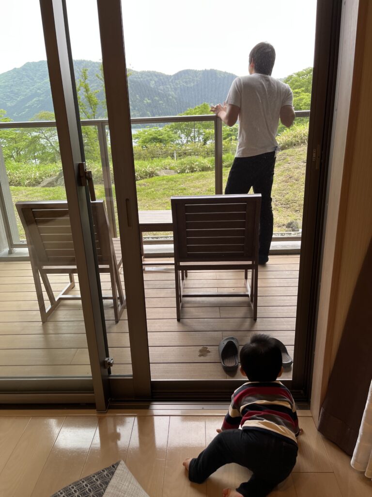 客室のテラス　景色を見る親子　山と芦ノ湖の景色