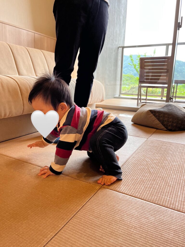 畳スペースで遊ぶ赤ちゃん