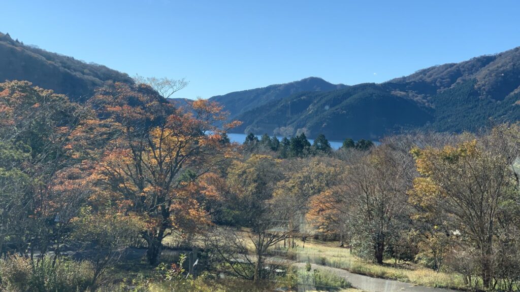 箱根の自然　青空の下に山と芦ノ湖と紅葉