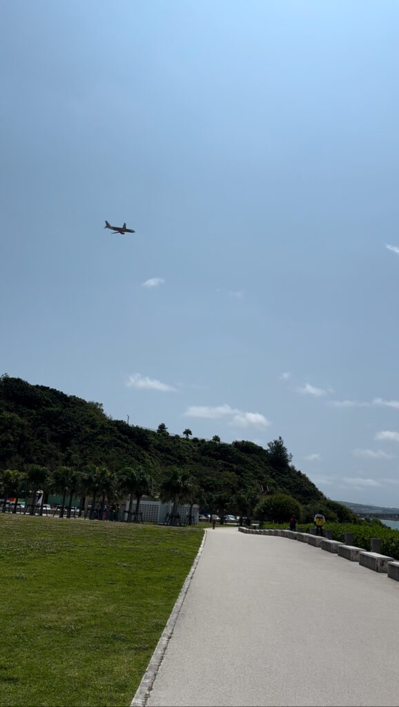 芝生広場　飛行機