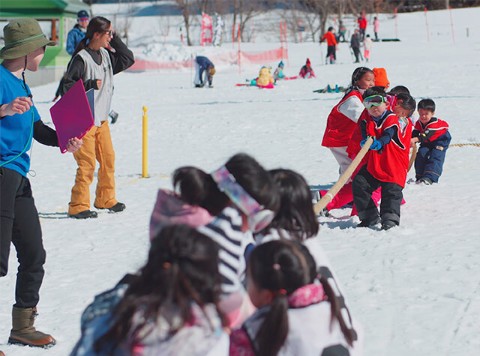 雪上運動会の綱引き