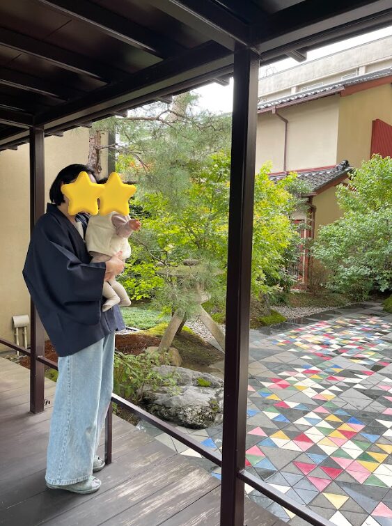 ロビーの中庭で親子写真