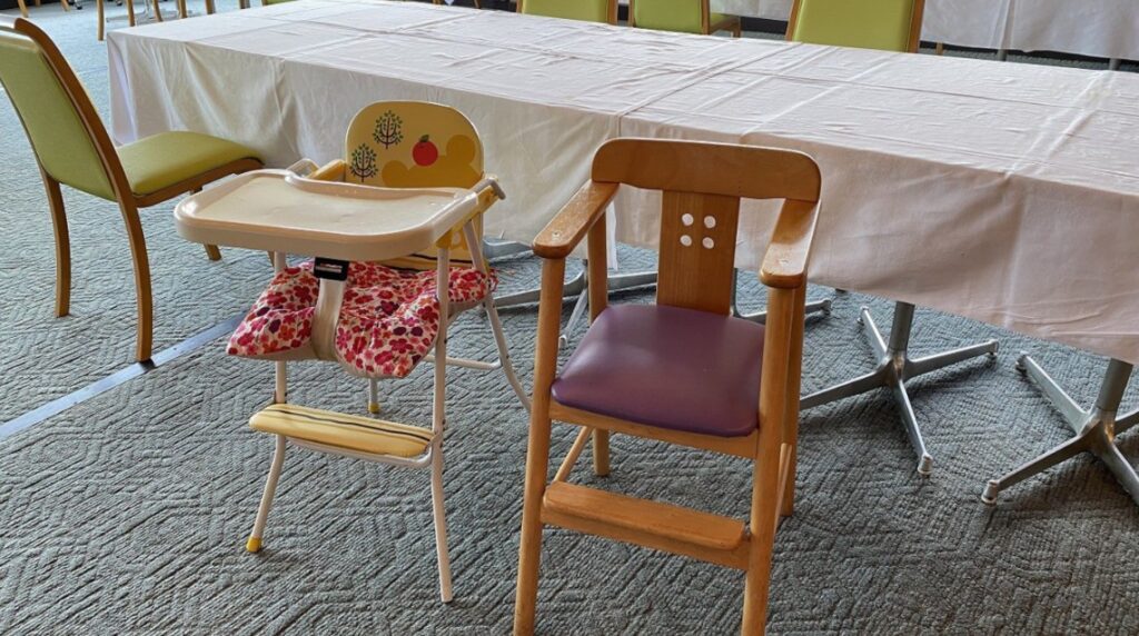 食事処に用意されたお子様用の椅子