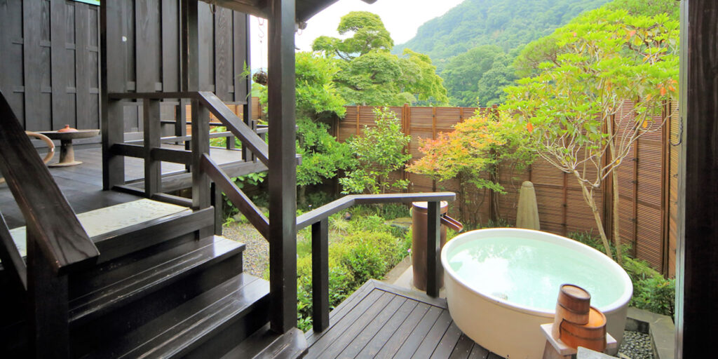 花のおもてなし 長生館　陶器の露天風呂
