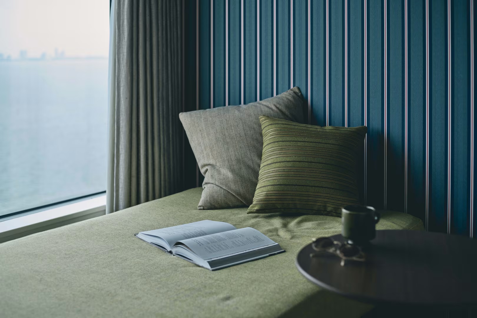 ゴロゴロ寝台付きベット