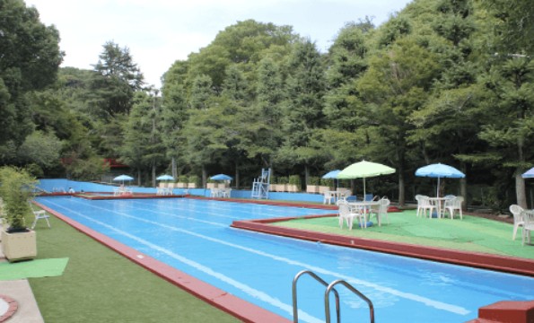 夏期限定の屋外プール