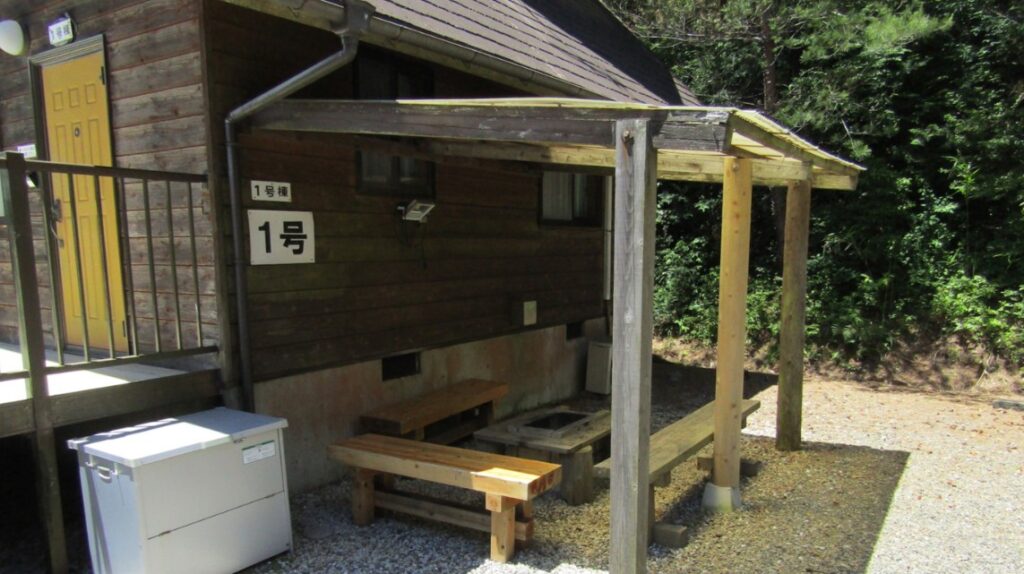 コテージ横のBBQ場