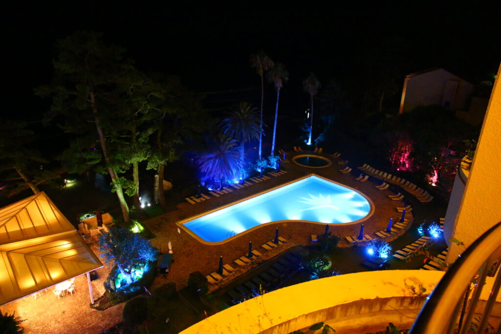 ライトアップされたプール