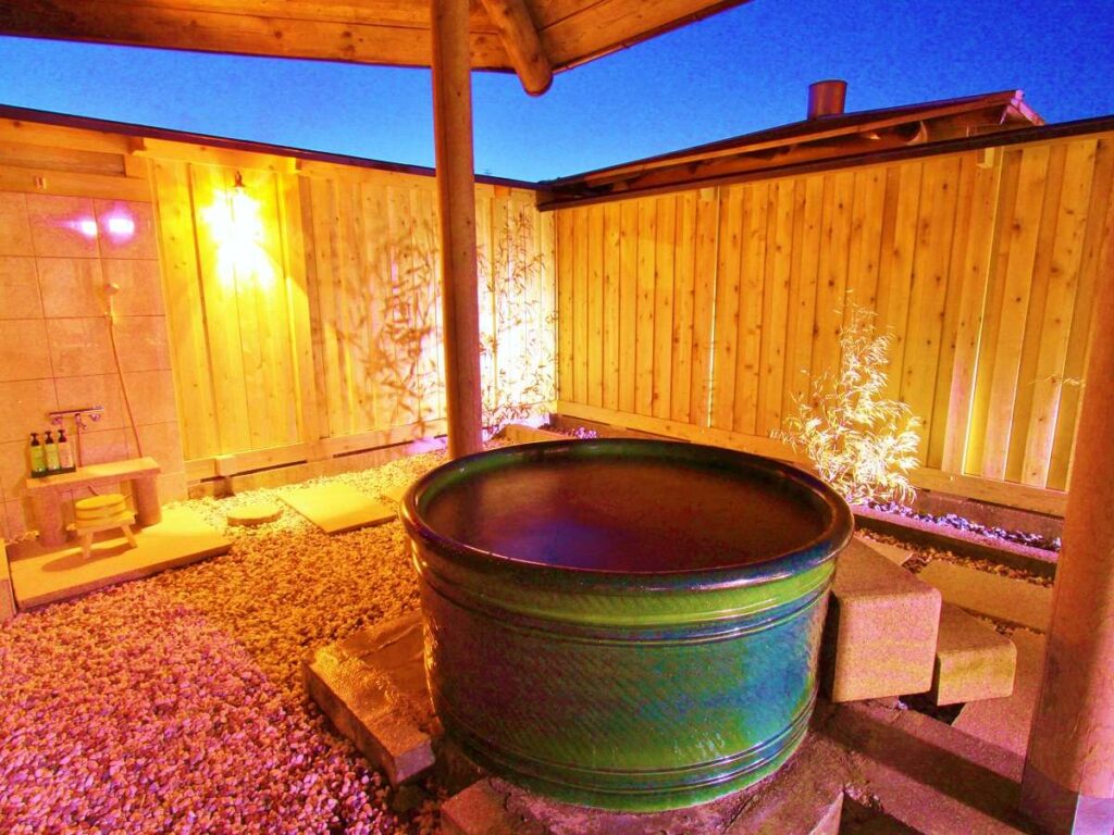 はなのや　本館和室　陶器風呂