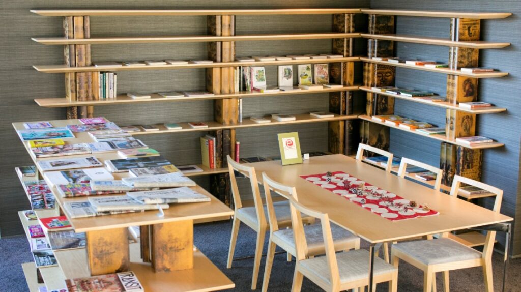 本館のライブラリスペース