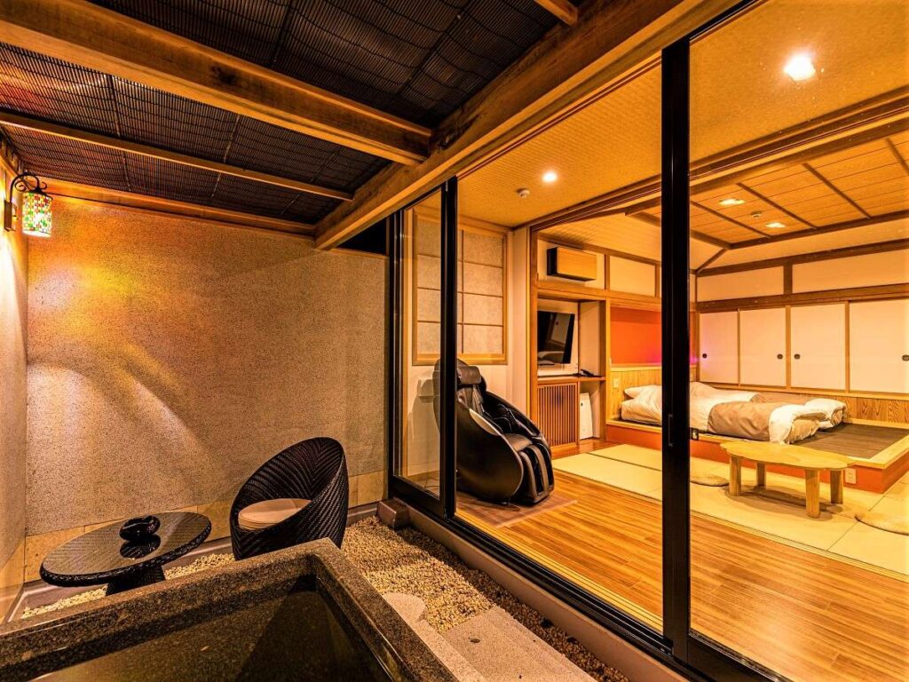 別邸　露天風呂から見た和洋室スタンダード室内