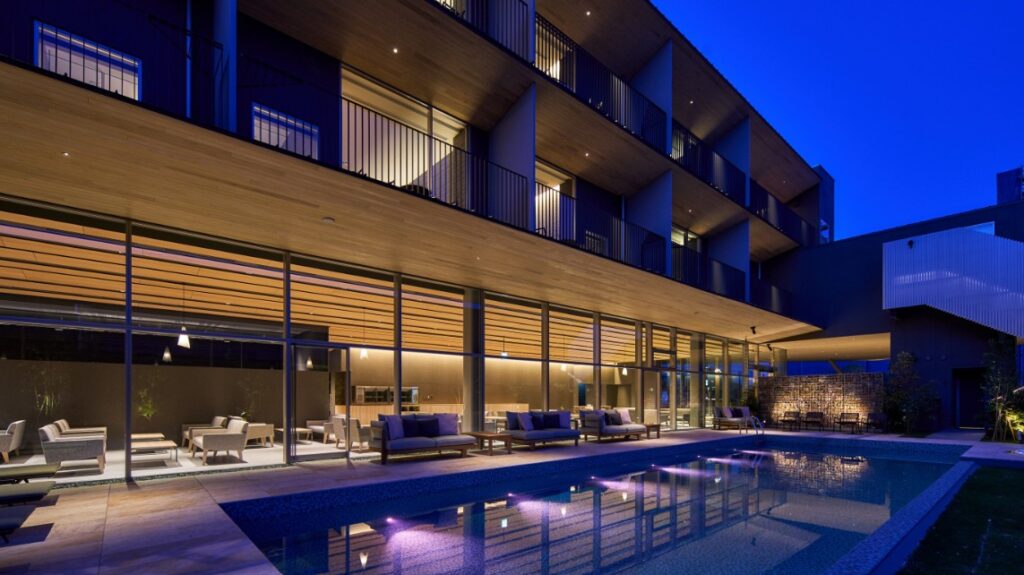 夜の屋外プール