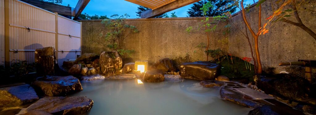 日光中禅寺湖温泉 ホテル花庵　庭園風岩風呂