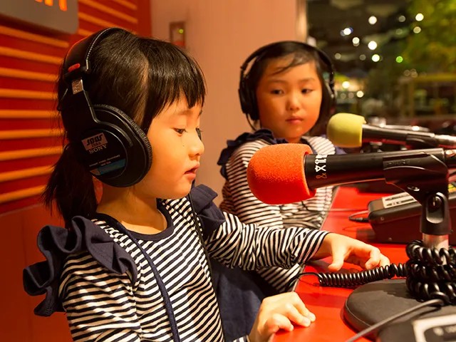 カンドゥー ラジオのアナウンサー