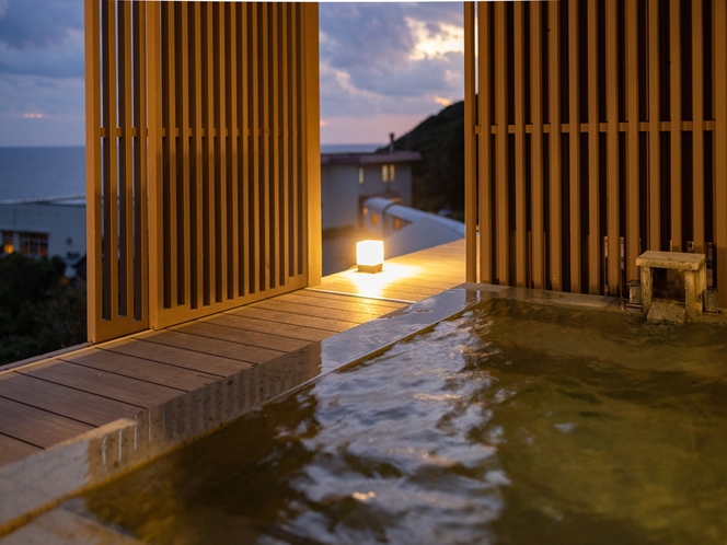 The Mana Village　スイートルームの露天風呂