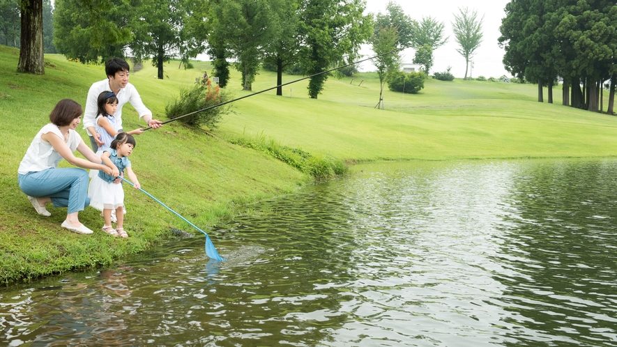 あてま高原リゾート　ベルナティオ　釣りを楽しむ親子