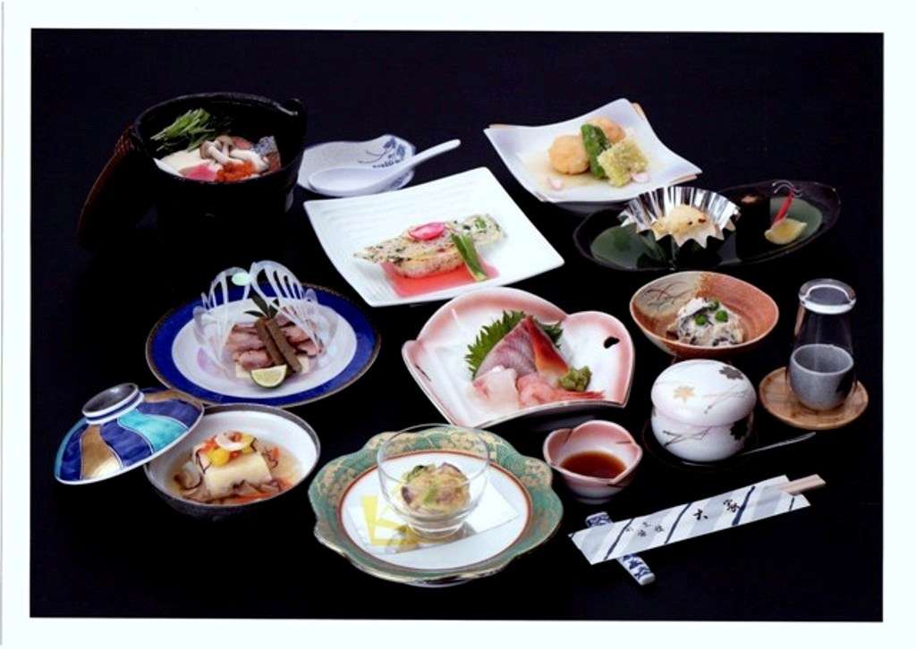 割烹旅館　大家　夕食の1例