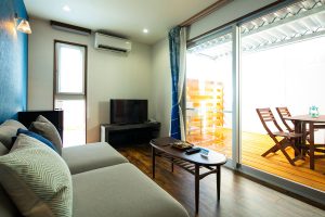 ぱいぬ島リゾート 客室内の様子とウッドデッキ