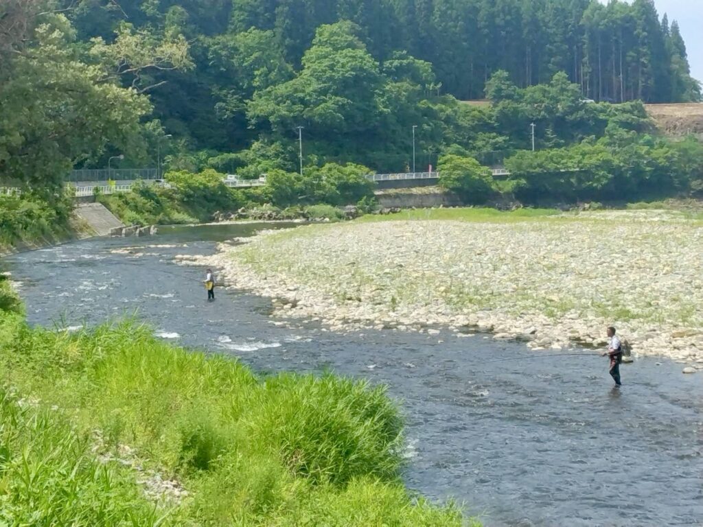 ゆめみの宿　観松館　小国川で釣り糸を垂れる人