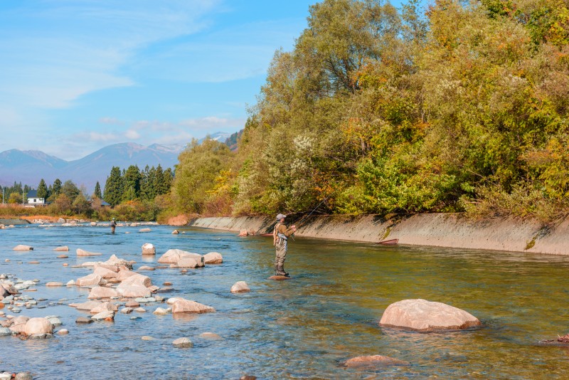 橋本荘　寒河江川で釣りをする人