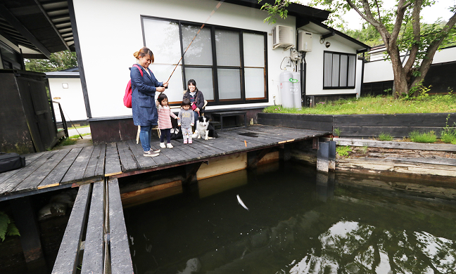 長者屋敷　プライベートリバー付き客室　ウッドデッキ