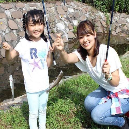 長者屋敷　釣果に笑顔の親子