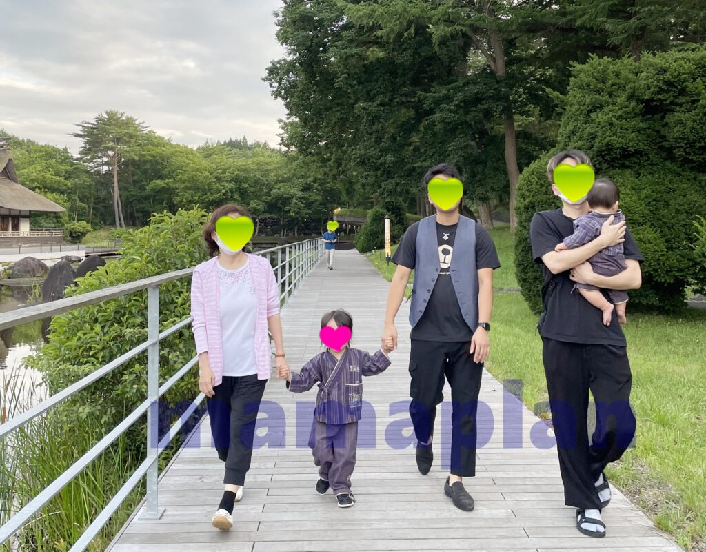 青森屋の庭園を皆で散策