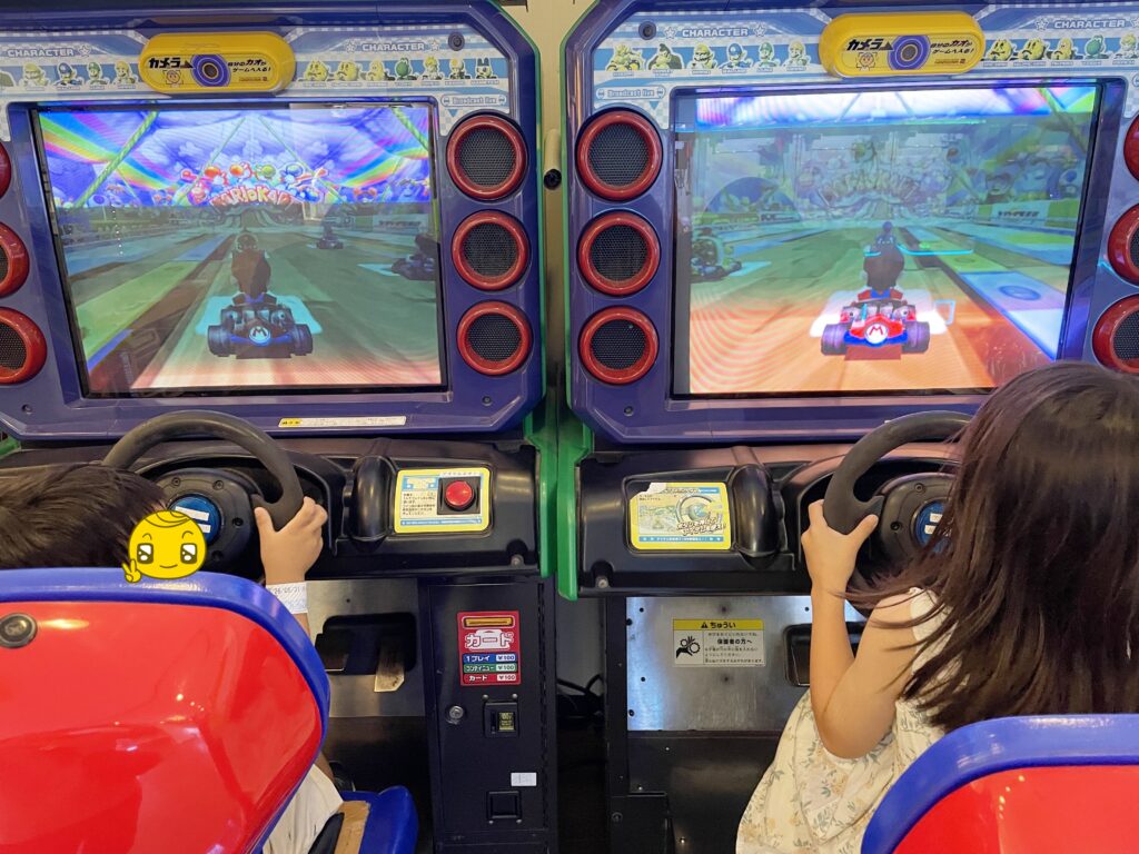 大江戸温泉物語レオマの森 ゲームセンターで遊ぶわが子