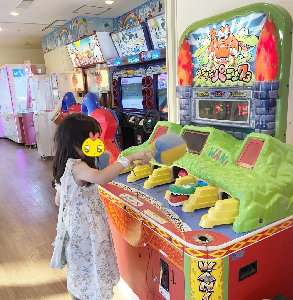 大江戸温泉物語レオマの森 ゲームセンターで遊ぶわが子