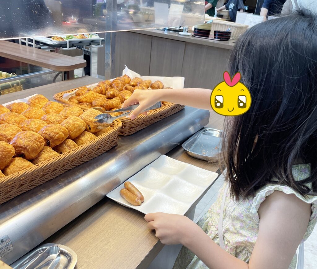 大江戸温泉物語レオマの森 バイキングを取っているわが子