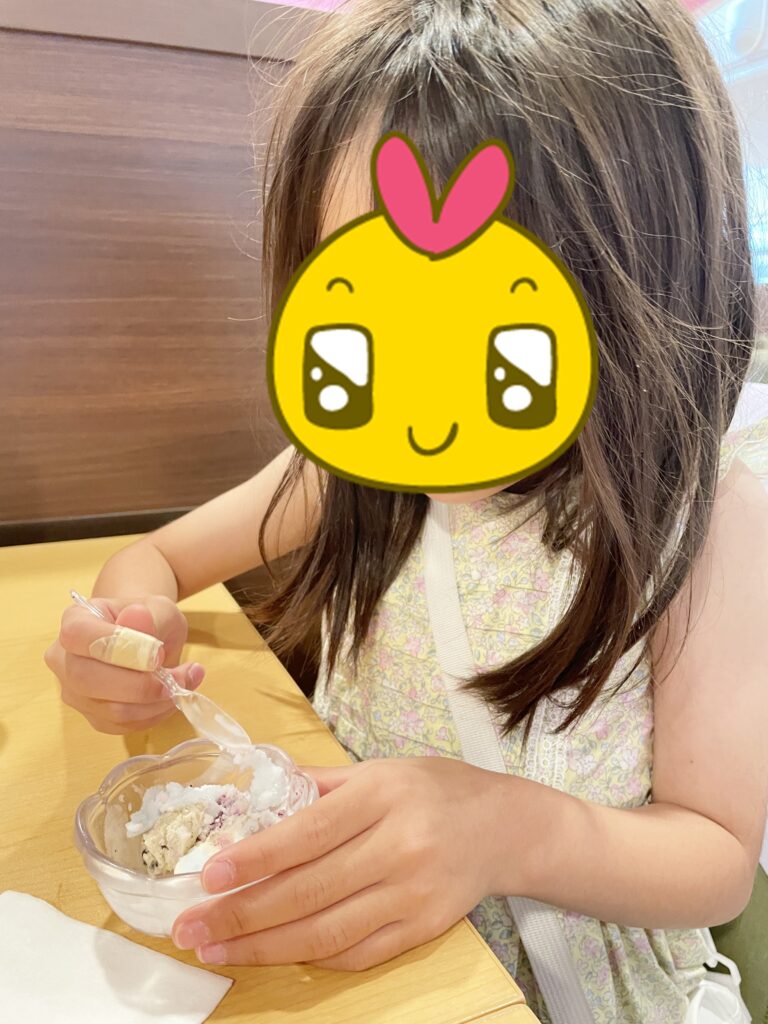 大江戸温泉物語レオマの森 朝食でアイスを食べるわが子