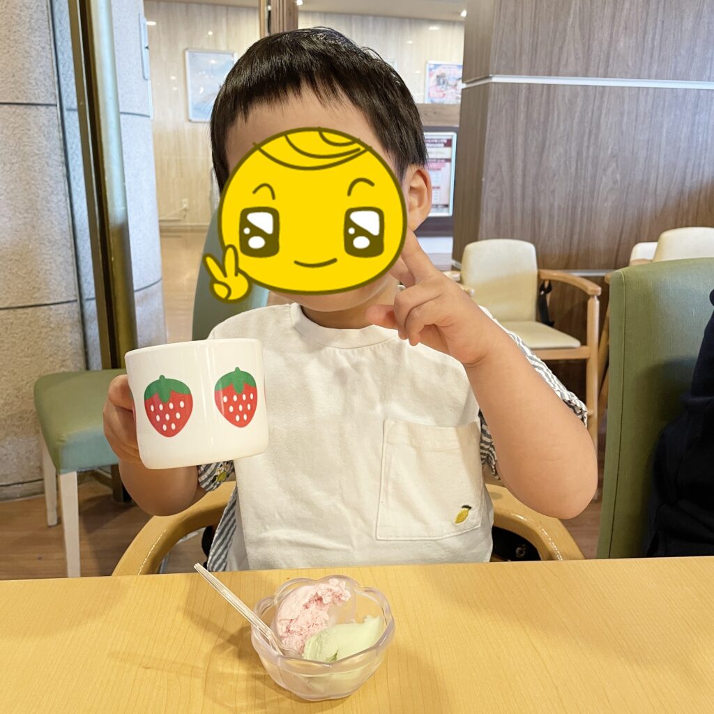 大江戸温泉物語レオマの森 朝食のアイスを食べるわが子